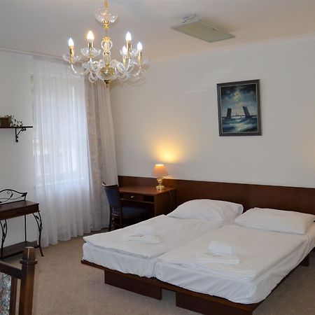 קרלובי וארי Hotel Petr מראה חיצוני תמונה