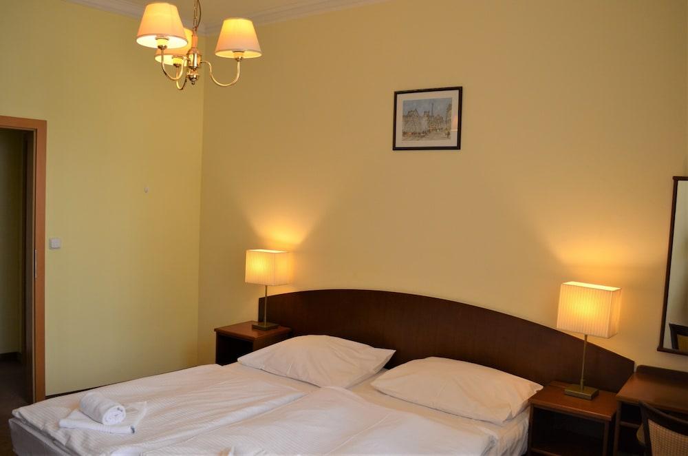 קרלובי וארי Hotel Petr מראה חיצוני תמונה